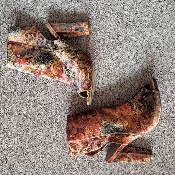 BAMBOO Print Velour Booties - Picture 3 of 13